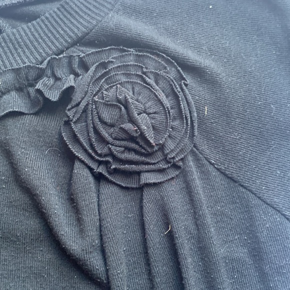 Gable & Gauge short sleeve sweater, black extra large with flower on left chest - Picture 2 of 4